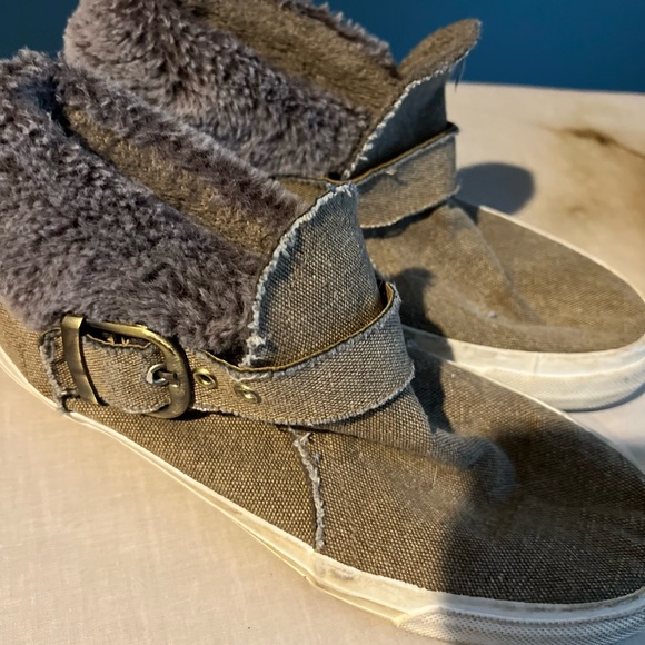 Like new- Toki shoes size 9 - Picture 2 of 2